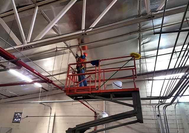 Suquim-Servicios-limpieza-comercial-altura-techos